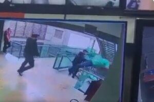 コロンビアで警察に連行されていた大学教授が階段からダイブ、その後死亡