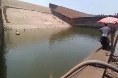 政府職員が勝手に貯水池の水を抜いて停職、落ちたスマホを回収するため【インド】