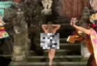 バリ島で神聖なパフォーマンス中に裸の女が乱入、逮捕される