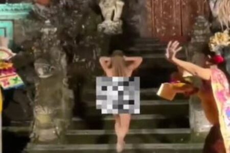 バリ島で神聖なパフォーマンス中に裸の女が乱入、逮捕される