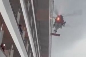 沿岸警備隊のヘリ、激しい風に煽られ、あわや船と衝突しそうに【動画】