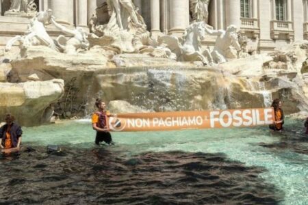 ローマの「トレビの泉」が黒く染まる、気候変動の抗議活動で