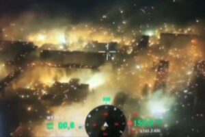 バフムトの町に無数の白い炎が降りかかる、ロシア軍が焼夷弾を使用