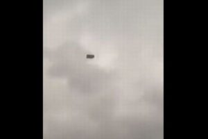 トルコの首都で強風、高層ビルからソファが吹き飛ばされた【動画】