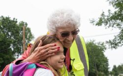 約55年間、横断歩道で子供たちを見守り続けた女性、引退を前に生徒らがハグ