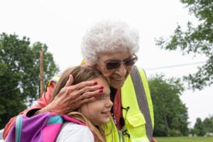 約55年間、横断歩道で子供たちを見守り続けた女性、引退を前に生徒らがハグ