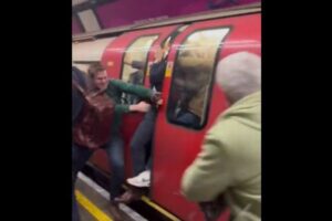 ロンドンの列車内で火事、人々が窓を割って脱出、一時パニックに