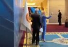 ロシア代表がウクライナの国旗を奪い、逆に殴られる【黒海経済協力会議】