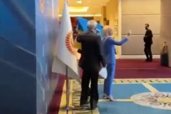 ロシア代表がウクライナの国旗を奪い、逆に殴られる【黒海経済協力会議】