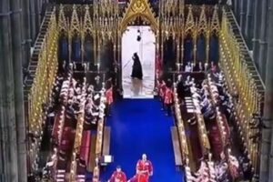 イギリス・チャールズ国王の戴冠式に死神？寺院に黒い人の姿が