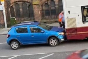 バスの後部に何度も車体をぶつける、異様な車を目撃【スコットランド】