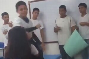 ブラジルの学校で、男子生徒が女子生徒の顔をペンで突き刺す【動画】