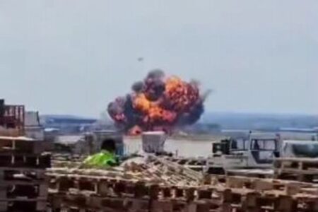スペインで戦闘機「F-18」が墜落、急降下し爆発炎上