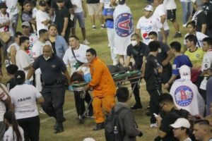 エルサルバドルのサッカースタジアムで、観客がゲートに殺到し12人が死亡