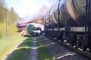 ロシア領内で爆発後に貨物列車が脱線、破壊工作か？【動画】