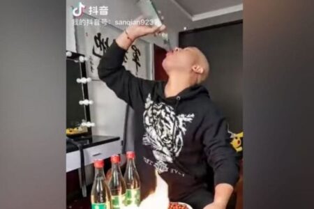中国人のライブストリーマー、配信中に大量の酒を飲み死亡