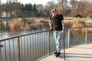 下半身不随になった男性、脳に装置を埋め込み、歩けるように