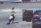 恐怖！赤ちゃんの乗った乳母車が、高速道路へ転がっていく【動画】