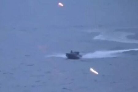 無人高速艇がロシア軍の艦船に突進、迎撃され大爆発【動画】