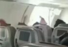 韓国の航空機で、着陸直前に男がドアを開け、機内がパニックに【動画】