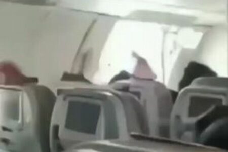 韓国の航空機で、着陸直前に男がドアを開け、機内がパニックに【動画】