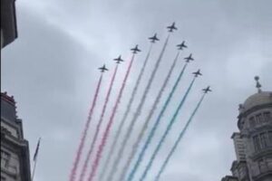 チャールズ国王の戴冠式、「レッドアローズ」の近くに奇妙な飛行物体？