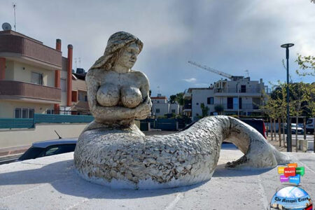 イタリア南部の町が建てた人魚像が、エッチ過ぎて物議に