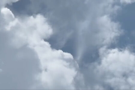 雲の上にサーチライトが？稀有な気象現象「クラウンフラッシュ」が撮影された