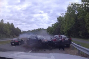 時速193kmの暴走車が警官をはねそうになる場面を、パトカーのドラレコが記録