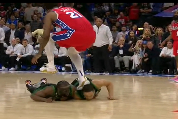 NBAプロバスケで、選手が後頭部を踏まれる超珍プレー【動画】