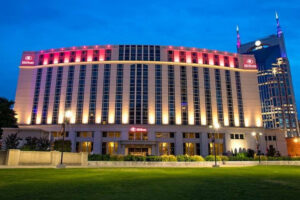 ヒルトンホテルの宿泊客、夜中に目覚めると、ホテルマネージャーに足の指をしゃぶられていた