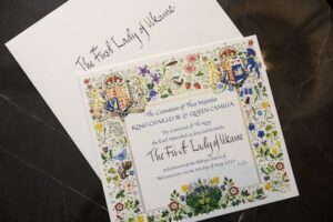 ウクライナ大統領夫人が、戴冠式への招待状を写真で公開、しかしスペルミスが!?