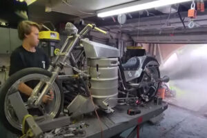 高いガソリン代にうんざりしたアメリカ人が、ビールで走るバイクを開発
