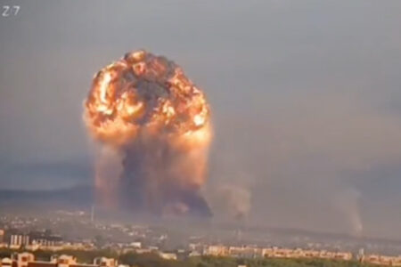 ウクライナで劣化ウラン弾の倉庫が爆撃されたか？巨大キノコ雲の動画が拡散中