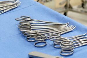 ドイツの外科医、切断手術で清掃員を助手に起用して解雇