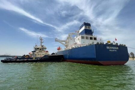 スエズ運河で石油タンカーが故障、他の船舶の航行が一時的に混乱