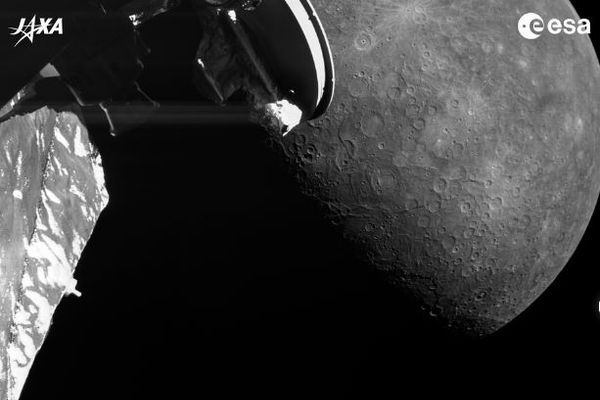 水星に探査機が最接近、詳細な表面の撮影に成功