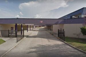 28歳の女が17歳のふりをして、高校へ通学していた！【アメリカ】