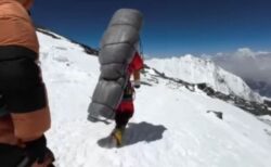 エベレストの「デス・ゾーン」で、シェルパが不可能と思われた遭難者の救出に成功【動画】