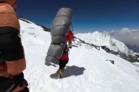 エベレストの「デス・ゾーン」で、シェルパが不可能と思われた遭難者の救出に成功【動画】