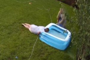 プールの水を捨てようとした女性たち、悪戦苦闘してびしょ濡れ【動画】