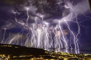 トルコで発生した数多くの稲妻、それらを1つにまとめた写真が大迫力