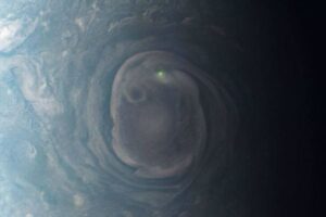NASAの探査機「ジュノー」が、木星で神秘的な緑の光をとらえる