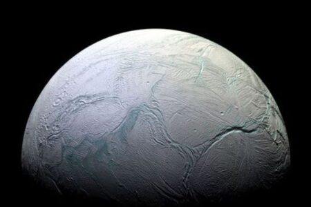 土星の衛星「エンケラドゥス」から巨大な水蒸気が噴出、科学者が発見