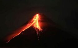 フィリピンのマヨン火山から溶岩が流出、1万人以上の住民が避難