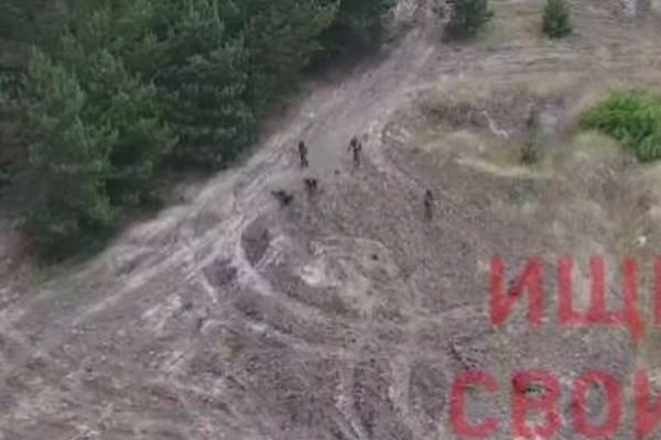 戦場から逃げるロシア兵を仲間が殺害か、恐ろしい動画が浮上
