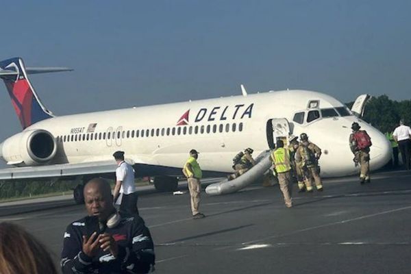 デルタ航空の旅客機が前輪のない状態で着陸、見事な操縦でケガ人もなし