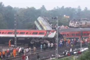インドで大規模な列車事故、200人以上が死亡、900人が負傷