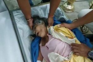 死亡宣告を受けた女性、棺の中で息を吹き返す【エクアドル】