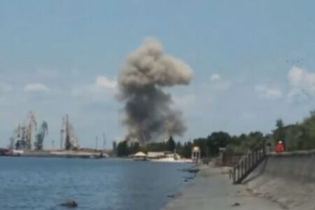 ロシアが支配するザポリージャ州南部の港で爆発、ウクライナ軍が攻撃